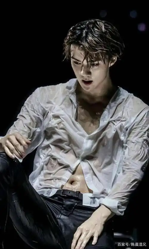 禁欲系男神吴世勋舞台上湿身热舞,腹肌若隐若现