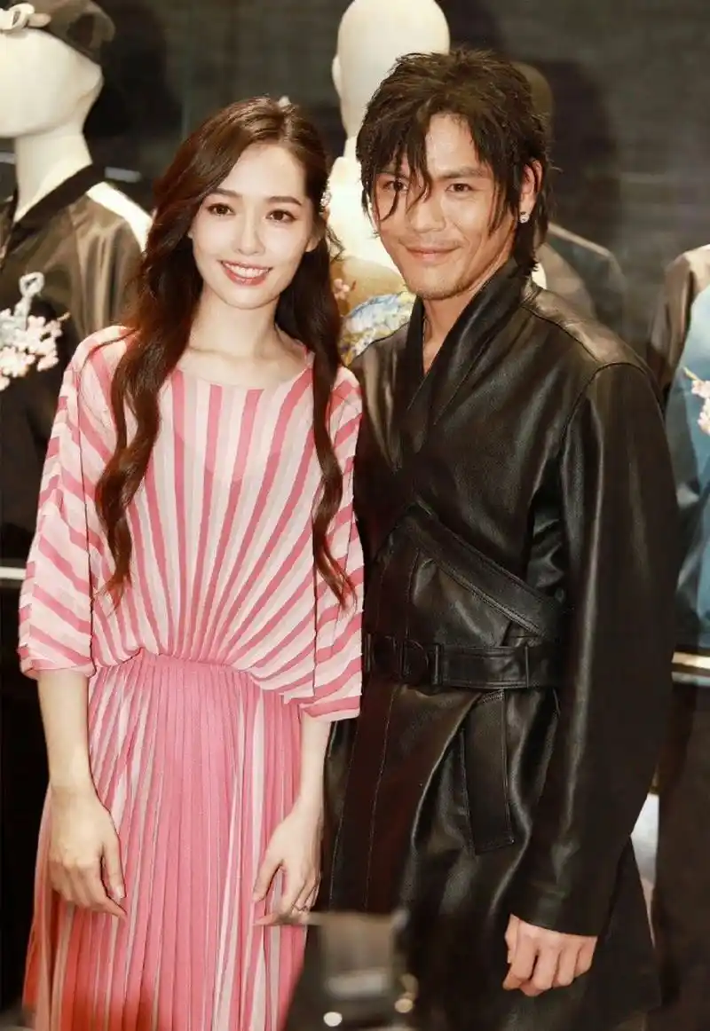 近日,社交媒体上的热门话题#向佐郭碧婷抱娃合照#引发了网友们的关注