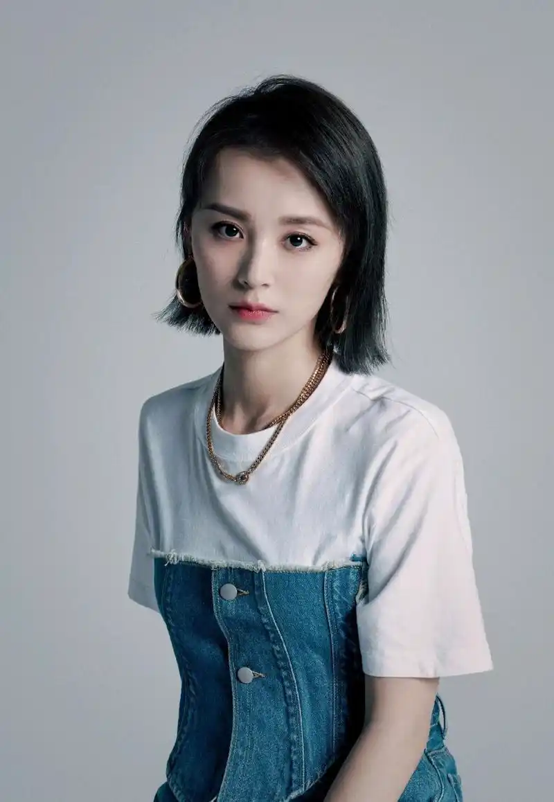 原创毛林林厉害了把烂大街的白t穿出高级感这风格值得借鉴