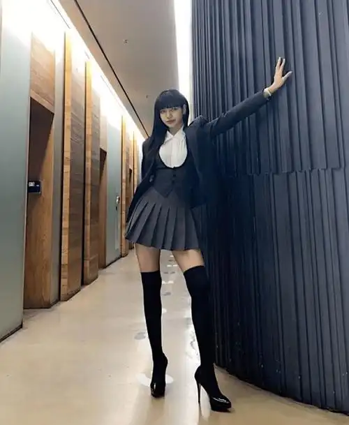 lisa腿精称号名副其实百褶短裙秀出大长腿比例太好了