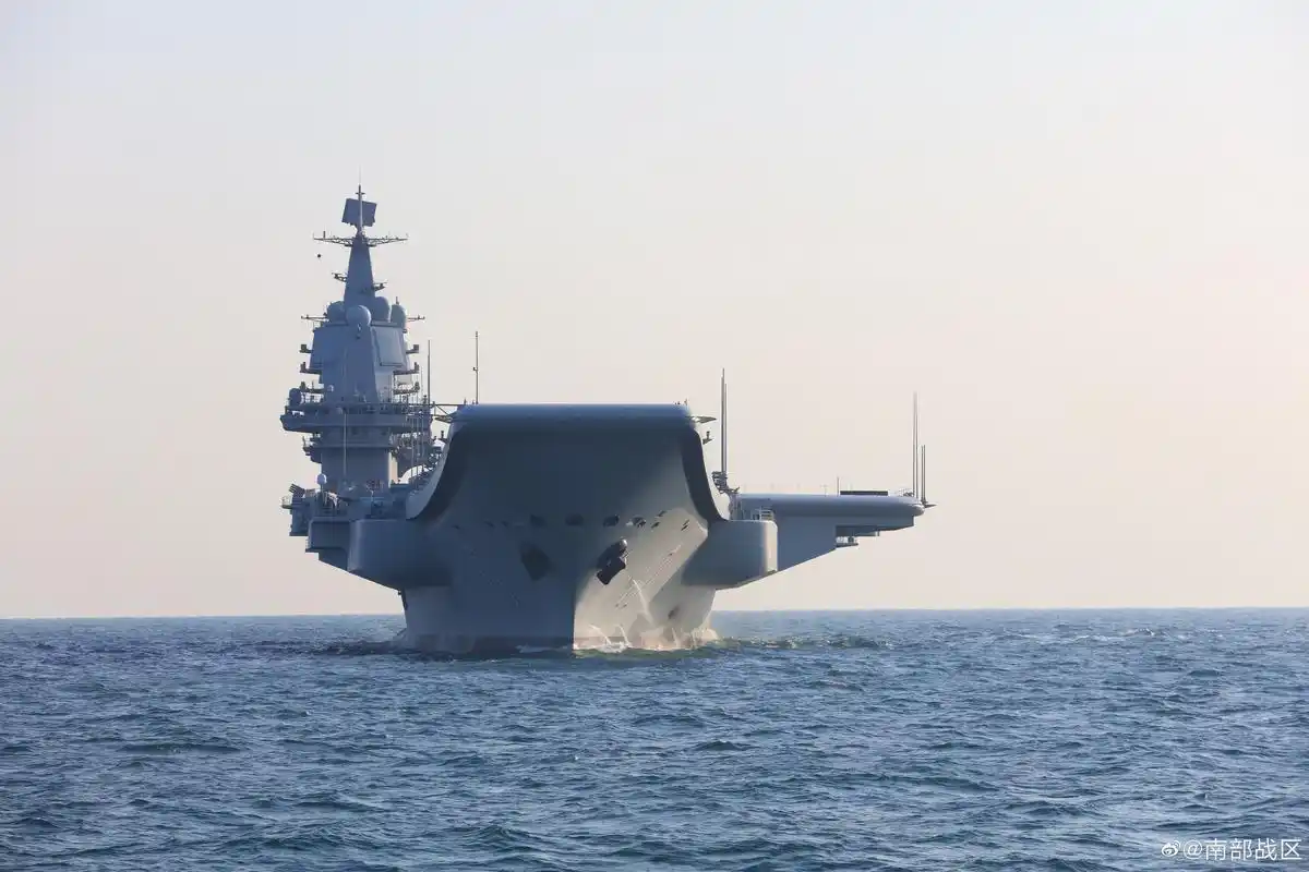 南部战区官微发布山东舰高清壁纸