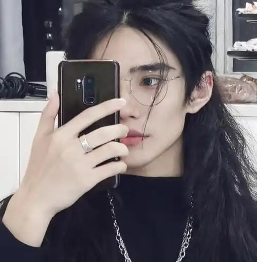 安徽一高校男生走红,长发飘飘且温润如玉,网友:小说照进现实