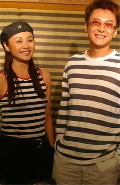 王斑17岁考入中戏娶着名主持人为妻如今一家三口幸福美满