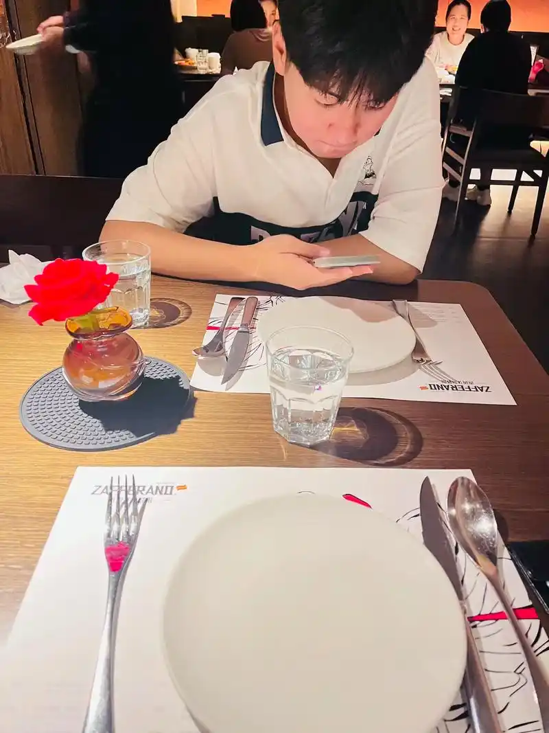 和帅哥约会吃饭,是可以让美食变得更加美味滴!#爱就是一起吃好 - 抖音