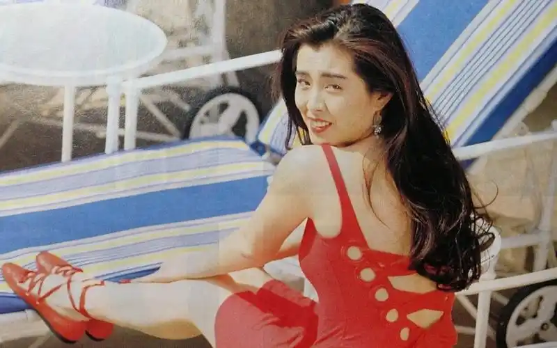 "王祖贤旧照美翻天!淡抹朱唇回眸艳杀,风华绝代美不自知.