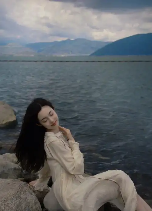 夏日海边穿搭任那海风吹动裙摆