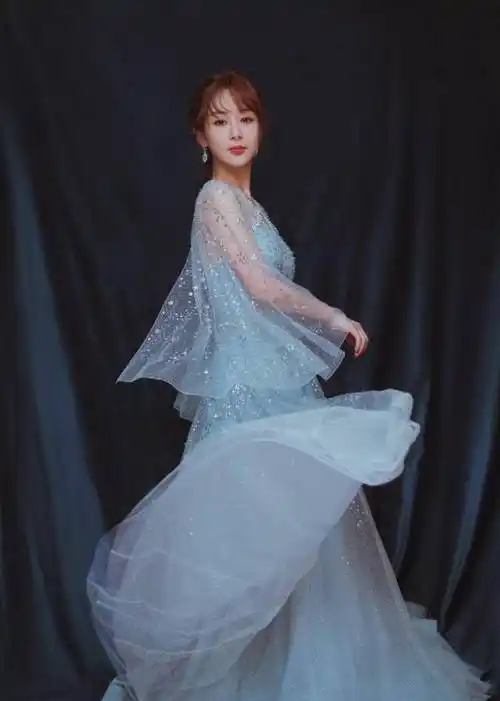 明星有多爱搞副业,杨紫只不过在电视剧《余生请多指教》里,稍微专业地