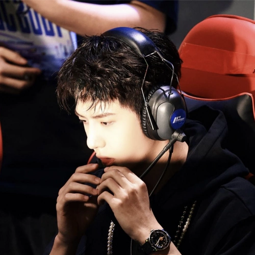 王一博妥妥的电竞男孩啊