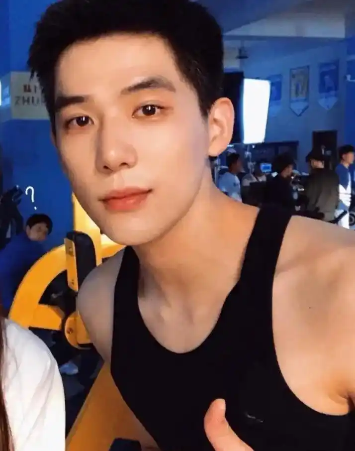 听说平头是检验帅哥的唯一标准#体育生的少年感有多绝 - 抖音