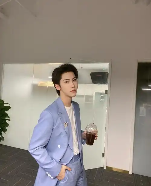 丁泽仁晒春日写真,香芋紫西装,一张俊脸堪比欧巴