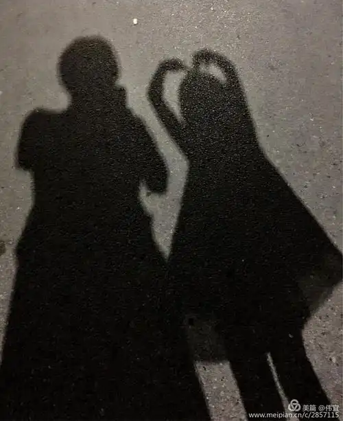 婆孙俩散步的影子……(晚上影子)