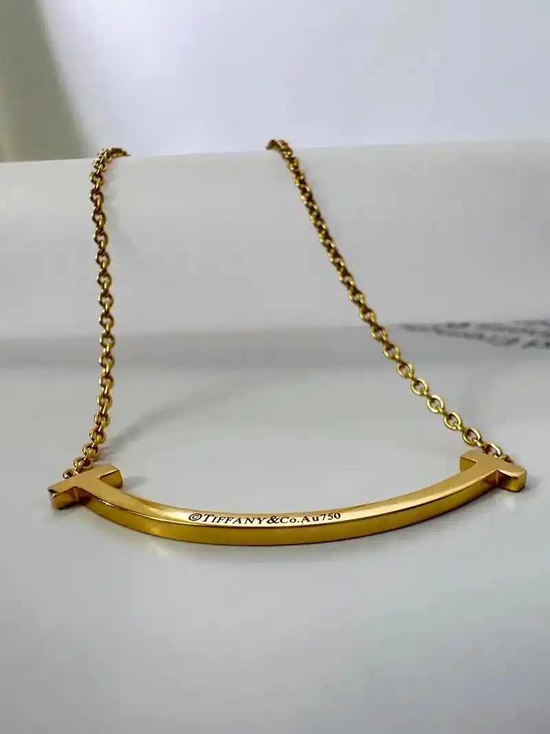 蒂芙尼t系列微笑项链k黄.都说微笑无敌,也有人说爱笑的人运气 - 抖音