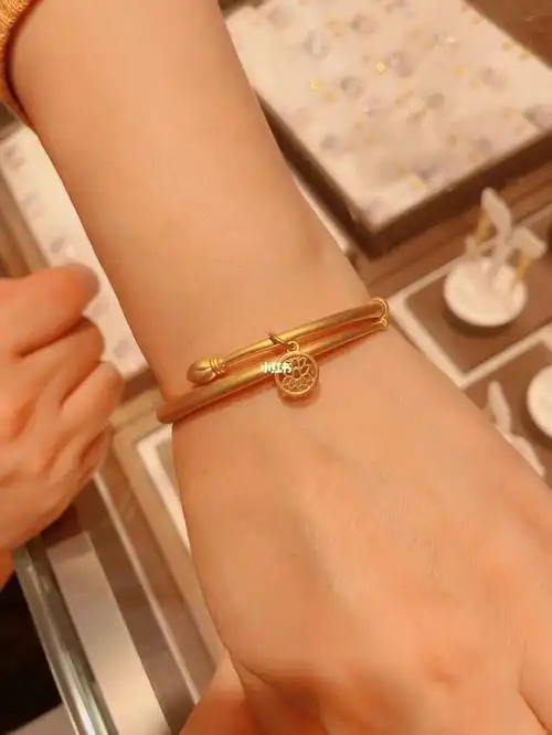 老凤祥古法金莲花金镯子