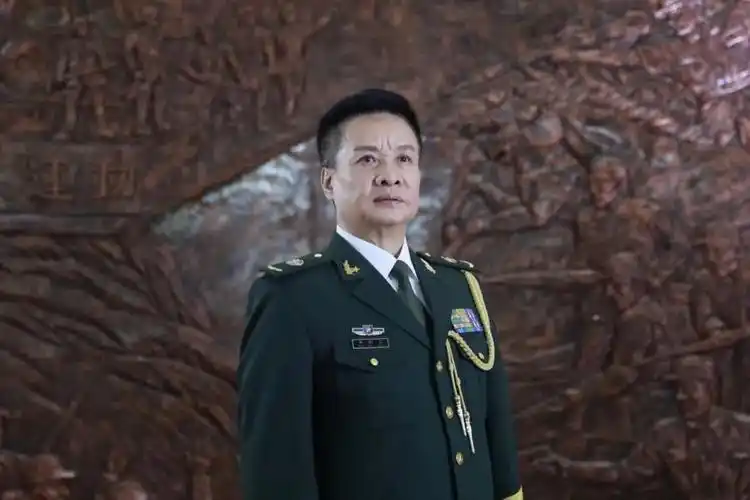 首页>头条新闻>拍摄花絮合影留念拍摄当天,阎维文老师身着一袭军装