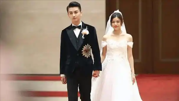 陈晓为妻子陈妍希庆生,布置现场似婚礼,两人尽显恩爱._女人_网友_生日