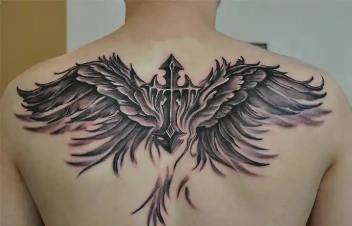 潮男钟爱的背部十字架纹身图案