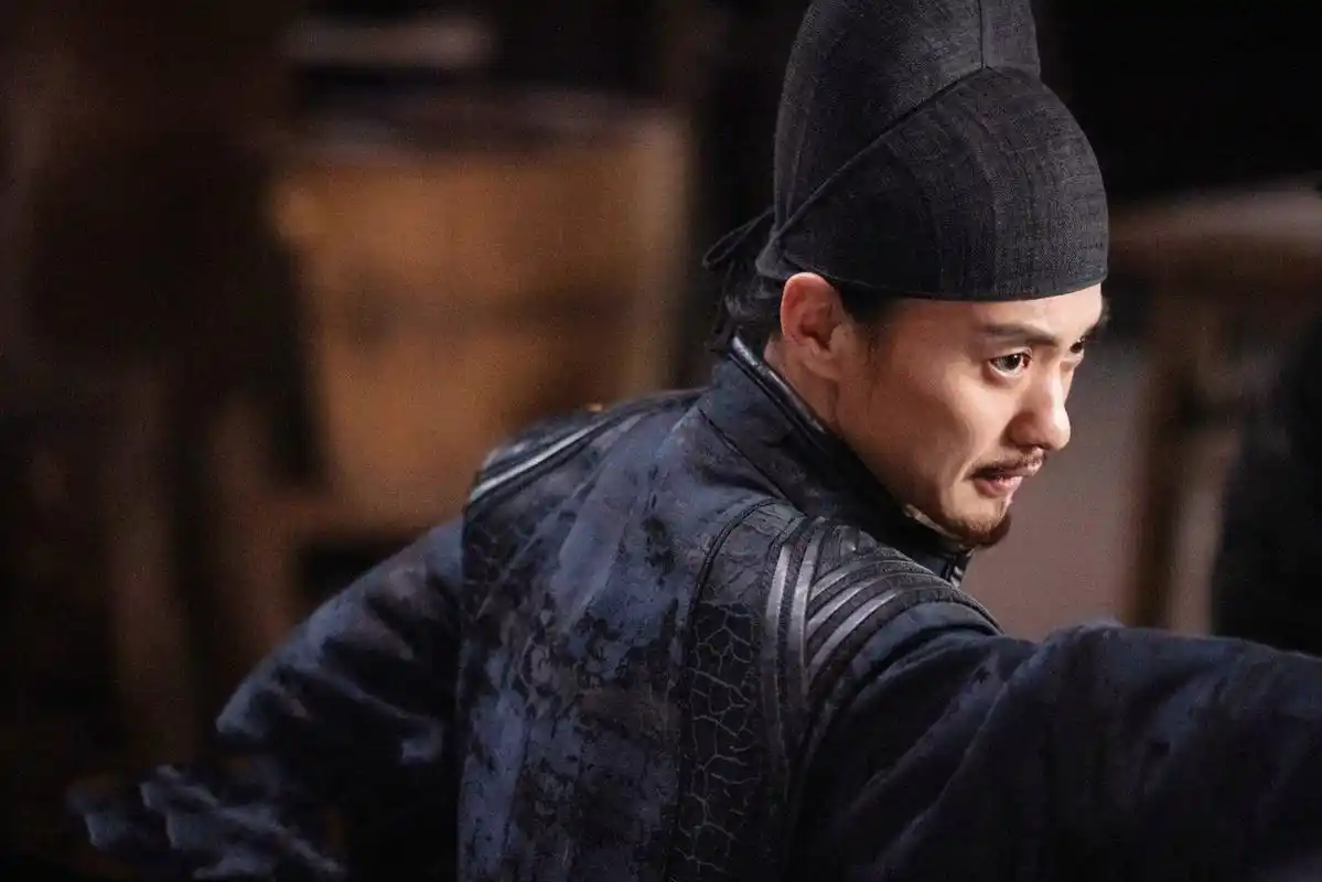 在古装悬疑剧《大唐狄公案》中,周一围饰演狄仁杰,他和王丽坤饰演的曹