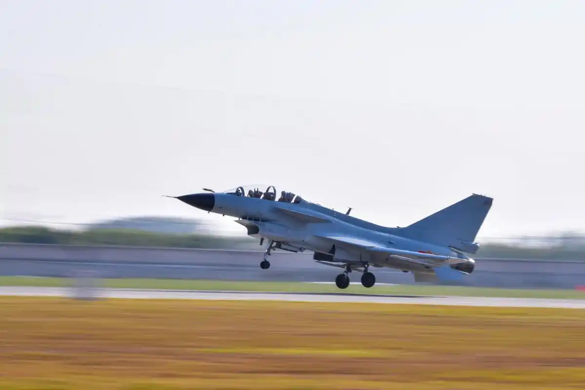 空军第一批三代机飞行学员驾歼-10首飞蓝天(1)