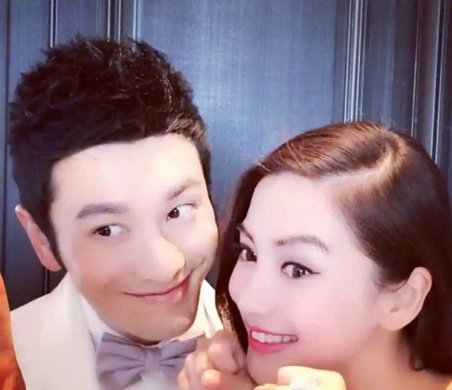 一次,有记者问黄晓明:你知道陈伟霆是baby的前男友吗?