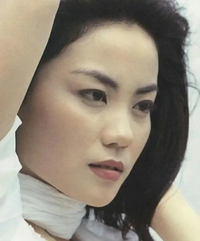 没想到王菲年轻的时候这么靓,明明可以靠颜值,可她偏偏要靠才华,一般