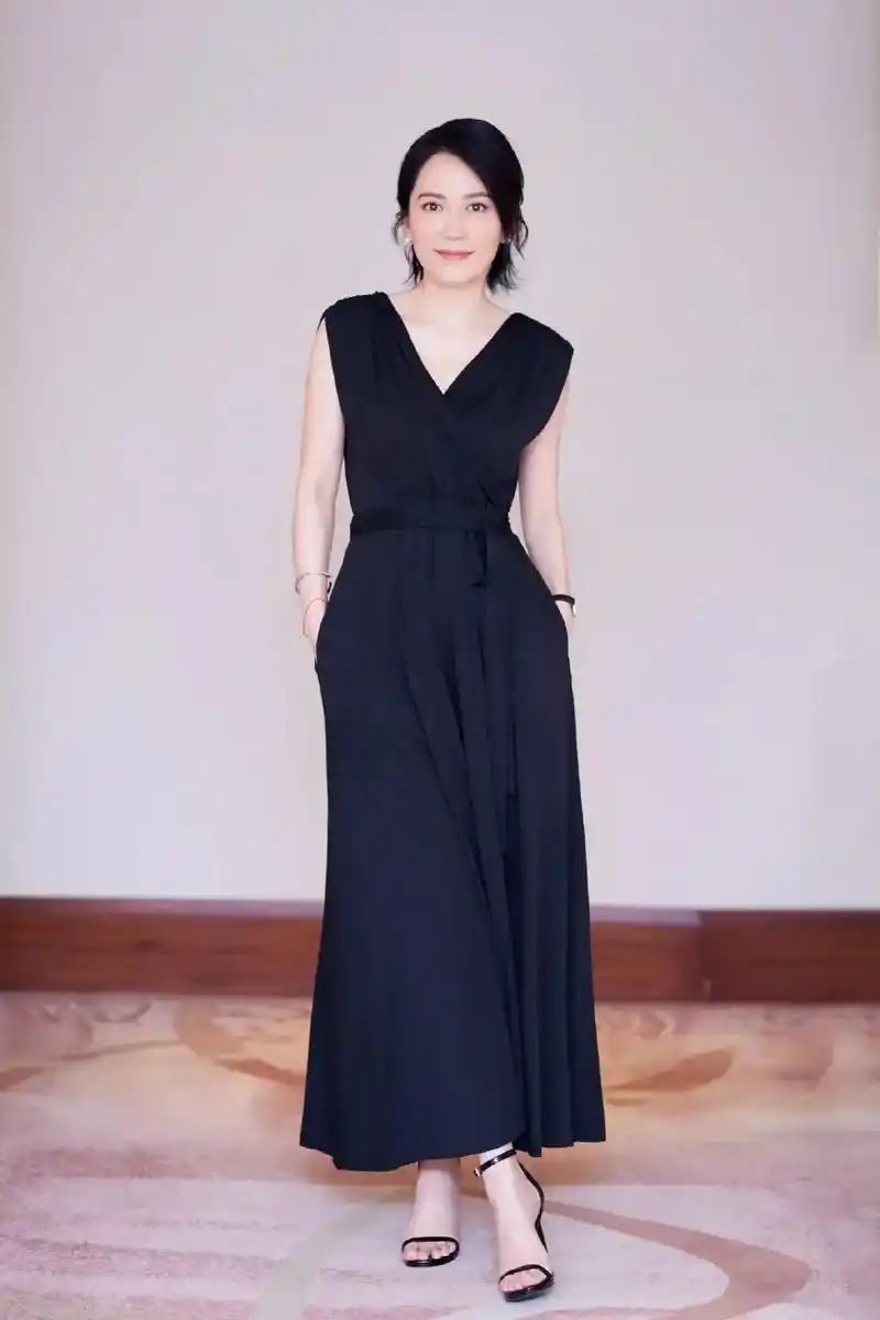 俞飞鸿身材真丰满,低胸礼服裙前凸后翘,52岁美到了骨子里!