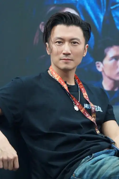 《海关战线》扫楼现场拍的谢霆锋@锋味高清图来啦～你最喜欢锋哥哪张