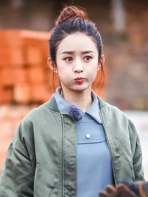 赵丽颖是娱乐圈中的一线女星,她不仅五官精致,拥有超高的颜值,而且