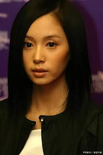 早期的王子文,面部整体干瘪,颧弓外扩,鼻子也较塌,且苹果肌不丰满,给