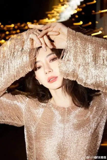 看到这次戚薇去穿同一套服装有做了两个不同发型的造型……_新浪新闻