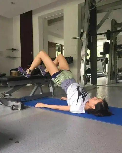 独家玩手机姿势"万茜蹲",你蹲得下去吗?