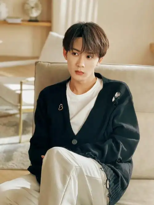 随拍#檀健次的520的浪漫碎片来喽,是慵懒软萌的多多,和小猫咪一样可爱