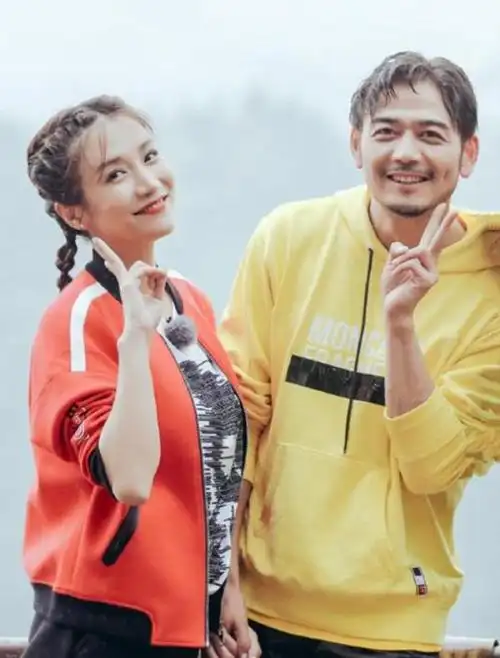 杨烁妻子王黎雯王黎雯运动装配麻花辫俏皮减龄