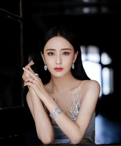 佟丽娅母子出游被偶遇,7岁朵朵正面照首公开!五官秀美似陈思诚