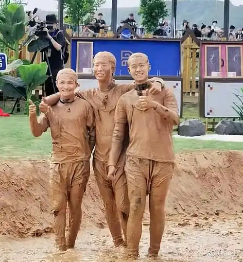 跑男路透这一期有泥潭大战,笑不活了,跑男全员变泥人,现场照片这还能