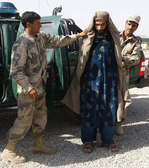 数名is恐怖分子化妆成女性逃跑被抓