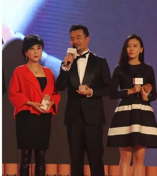 娱乐圈里四位"酒蒙子":腾格尔为喝酒散尽家财,景冈山判若两人|李琦