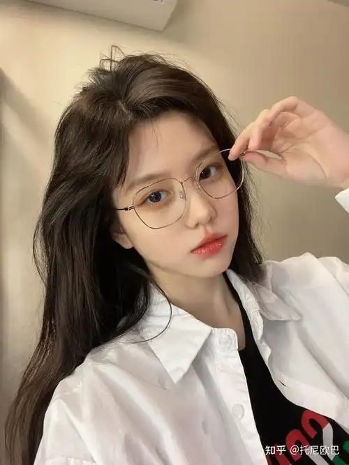 有没有戴眼镜好看的短发图片推荐?
