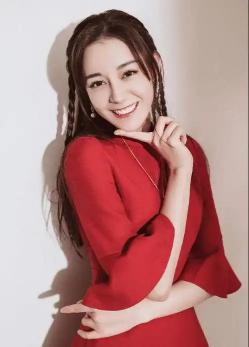 迪丽热巴又扎减龄发型空气刘海搭配双马尾美回18岁