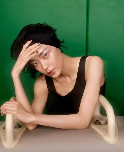 杜鹃时尚写真搭配,五颜六色的网袜刻意打洞,超级吸睛_黑色_风格_身材