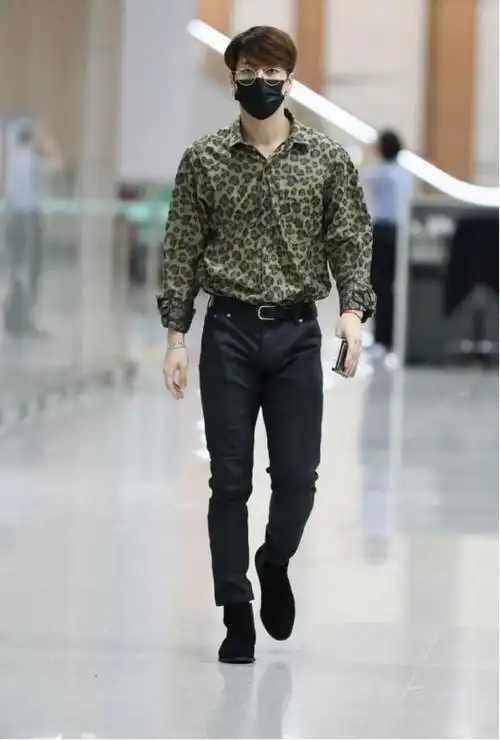 不愧是王嘉尔这么土的豹纹衬衫也能穿出时尚感一般人可不敢穿