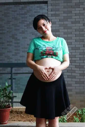 自己在家拍的大肚照同样美美的孕29周