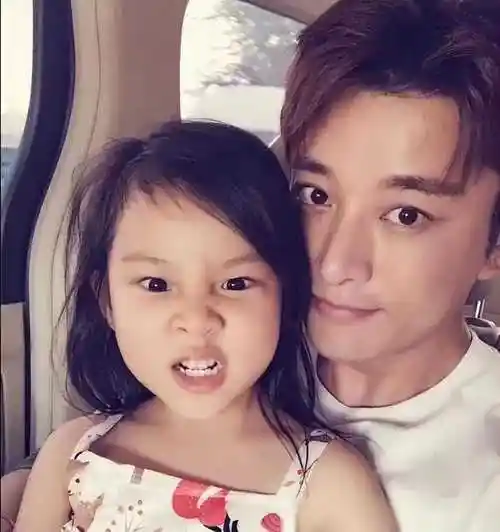 贾乃亮岁生日获好爸爸奖杯:家事无需伤及孩子,慈悲莫过于此_李小璐