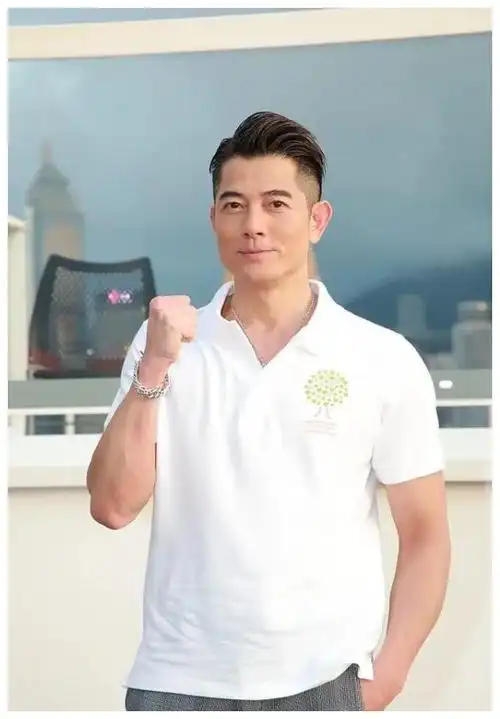 54岁郭富城帅气造型,polo衫 西裤,梳起侧分背头魅力十足