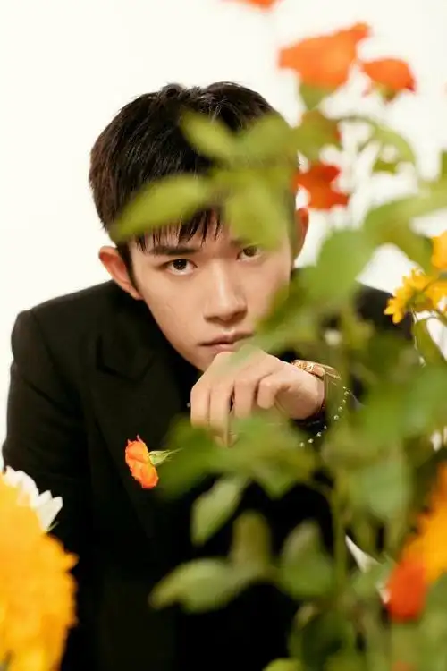易烊千玺花系黑色西装沉稳帅气写真图片