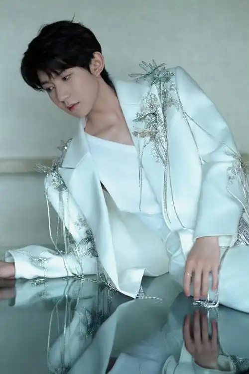 微博之夜##王源蜻蜓流苏西装##微博之夜红毯造型