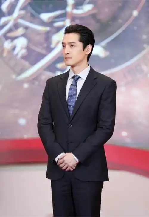 失踪人口回归!胡歌亮相《时间的答卷》发布会,生图曝光依旧能打