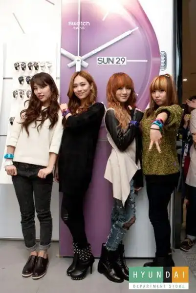 missa个性装扮亮相百货 现场气氛其乐融融|miss|a_影音娱乐_新浪网