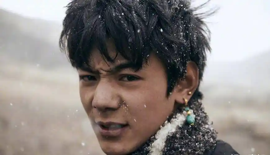 丁真《时尚芭莎》大片,民族服饰,骑着喜欢的小马,奔跑在原野上_生活