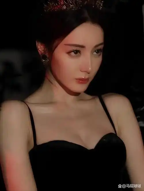 迪丽热巴绝美图照,黑天鹅造型,优雅迷人