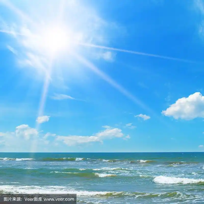 海景和太阳在蓝色的天空背景.